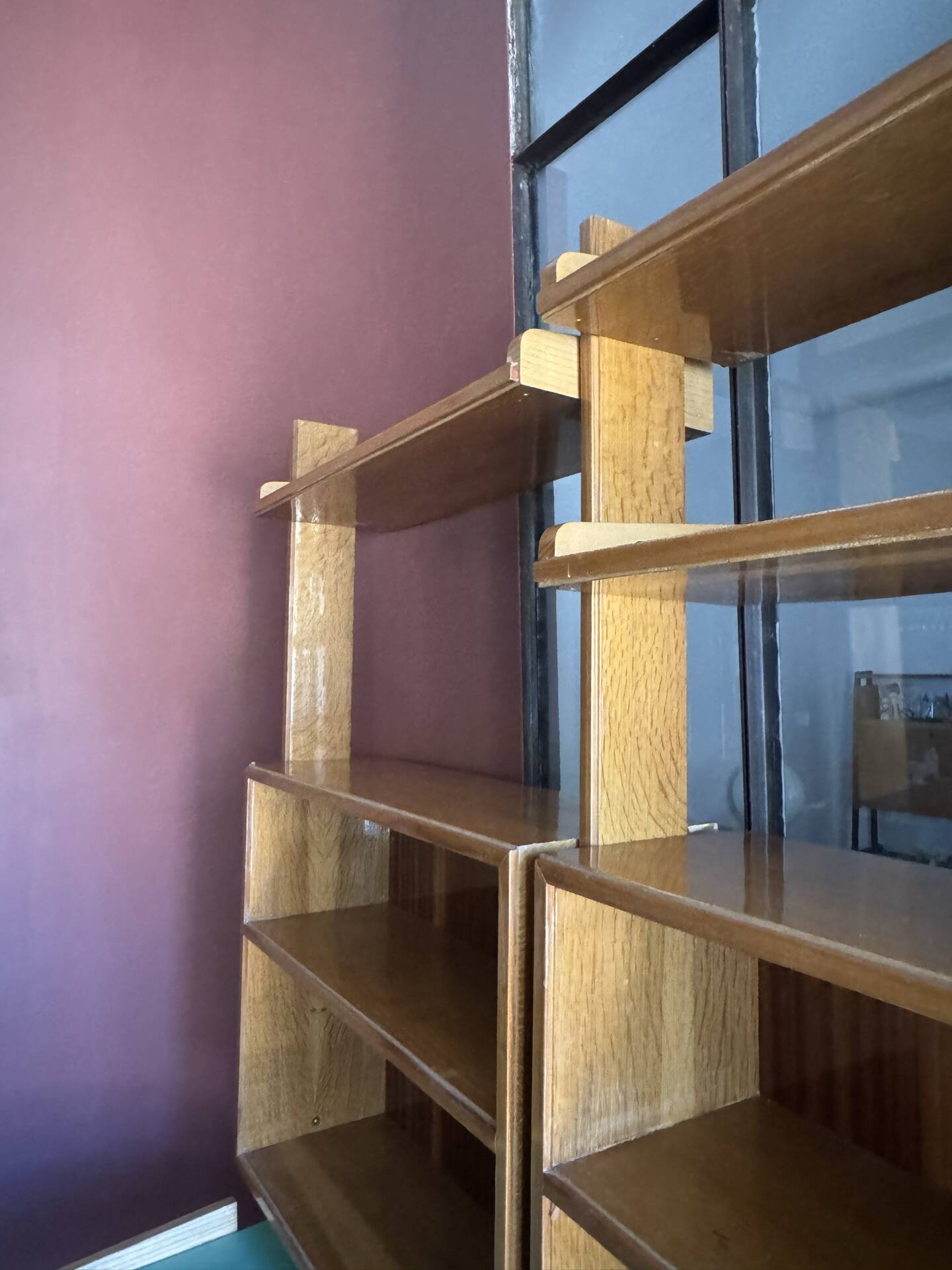 Bibliothèque avec bureau