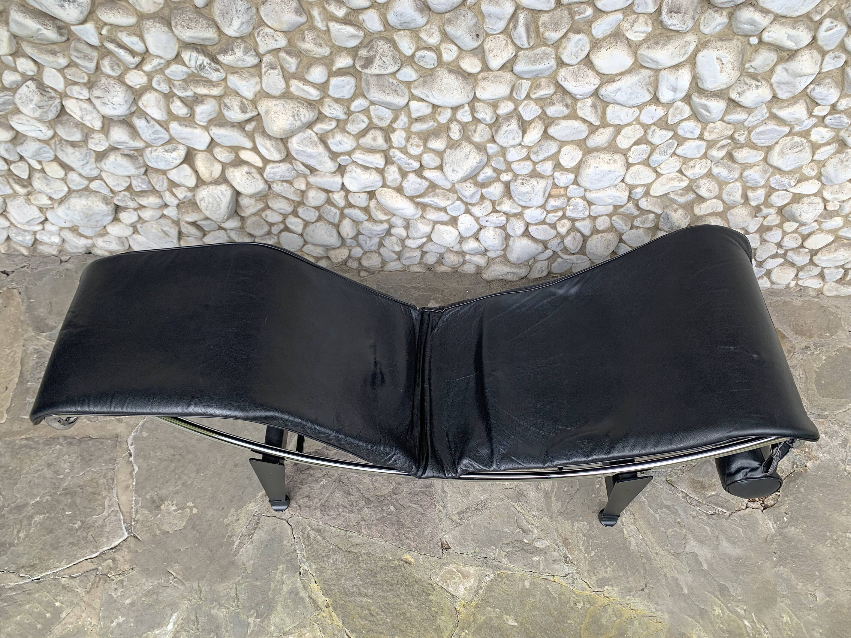 LC4 Cassina Chaise Lounge Vintage Black Leather, Perriand, Le Corbusier and Jeanneret