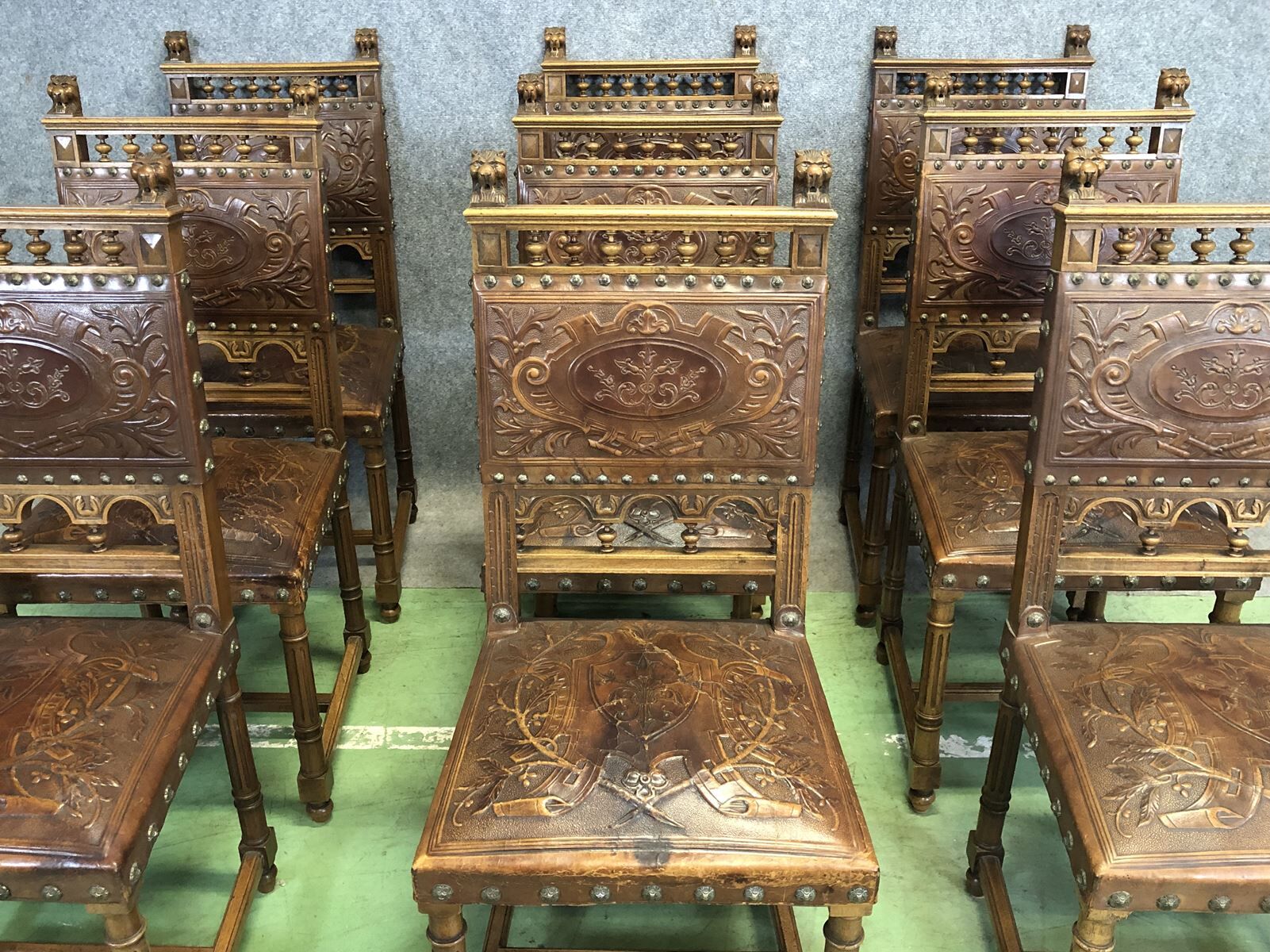 Suite of 9 Henry II chairs in walnut and leather - 1900s