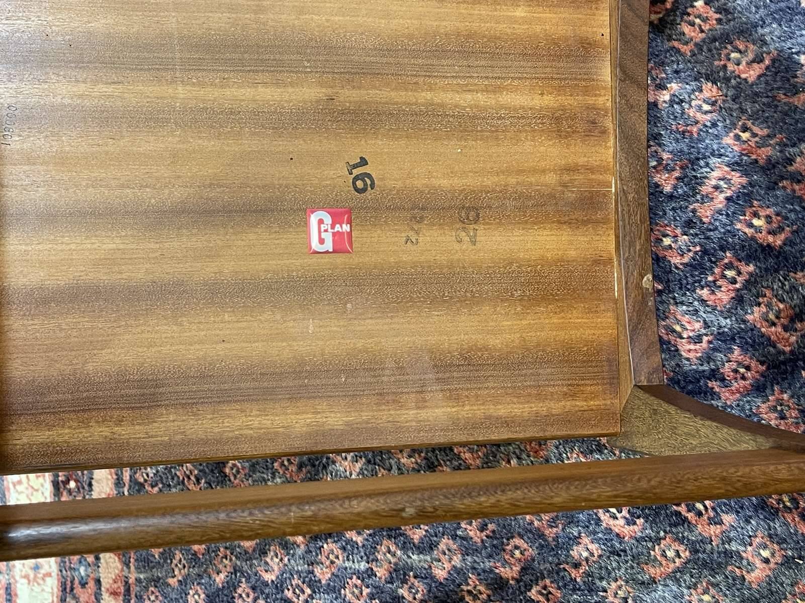 Suite de 3 tables gigognes anglaises en teck des années 70, G-Plan