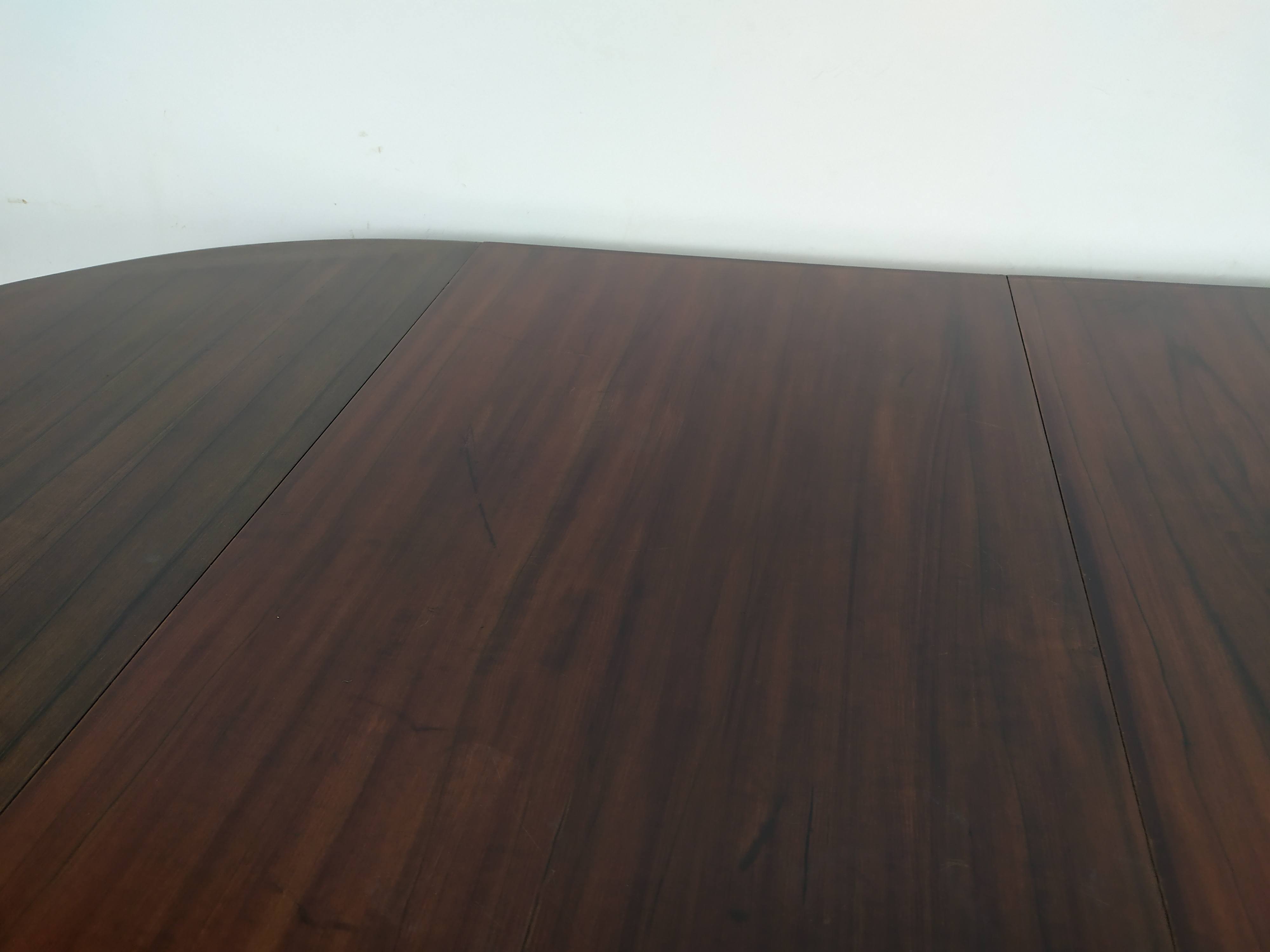 Scandinavian extendable table
