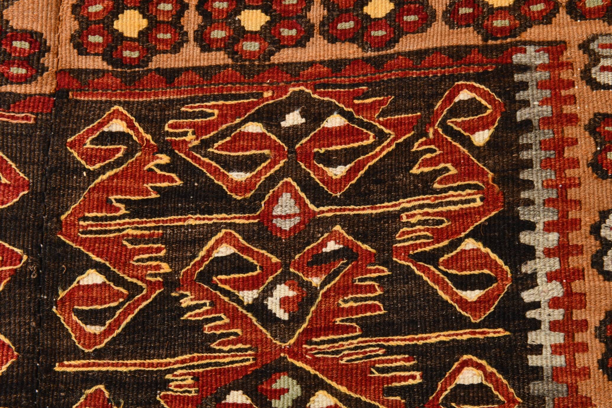 Kilim anatolien ancien tons rouges et beiges, motifs tribaux colorés
