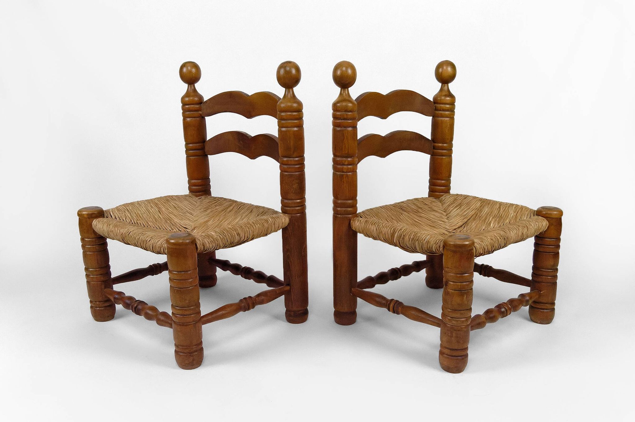Paire de chaises basses paillées