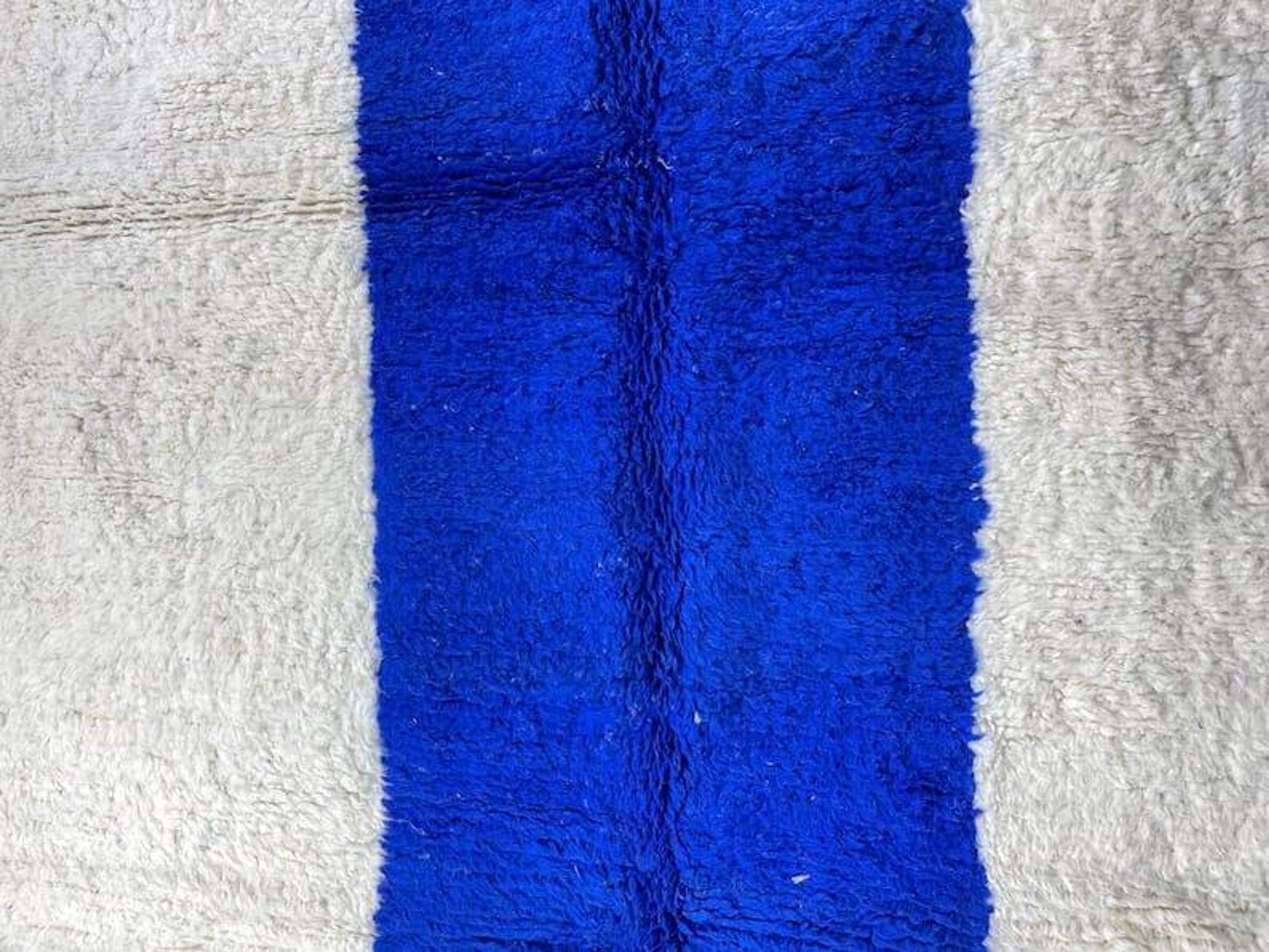 Beni Ourain Berber rug, handwoven in traditional style, size 200 x 300 cm.