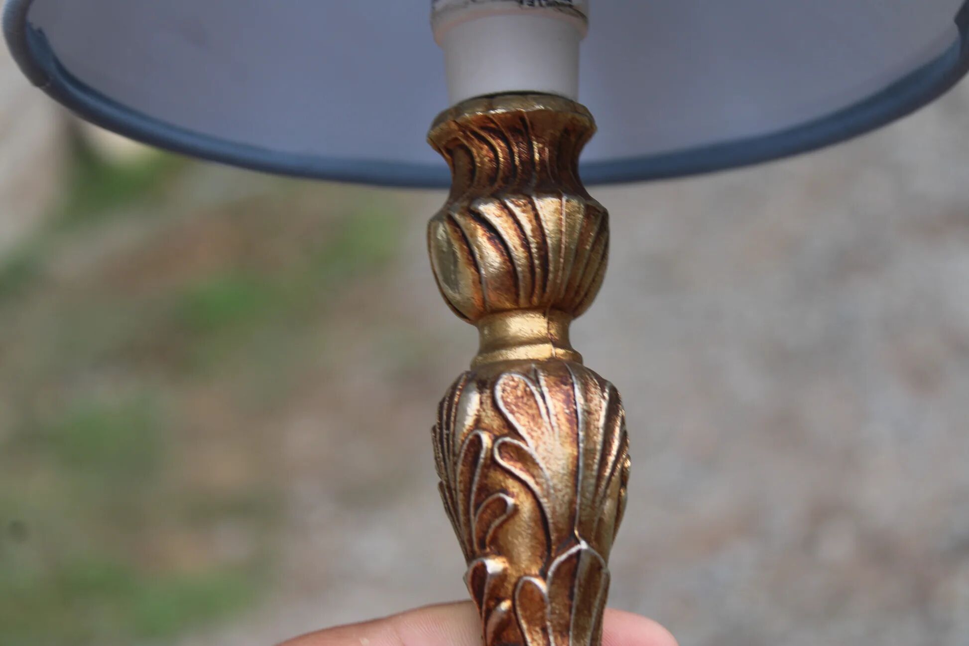 Vintage bedside lamp in gold metal – sculpted base and blue shade
