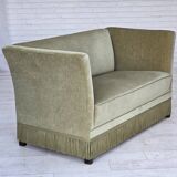 Canapé danois 2 places des années 1970, revêtement en velours, pieds en hêtre.