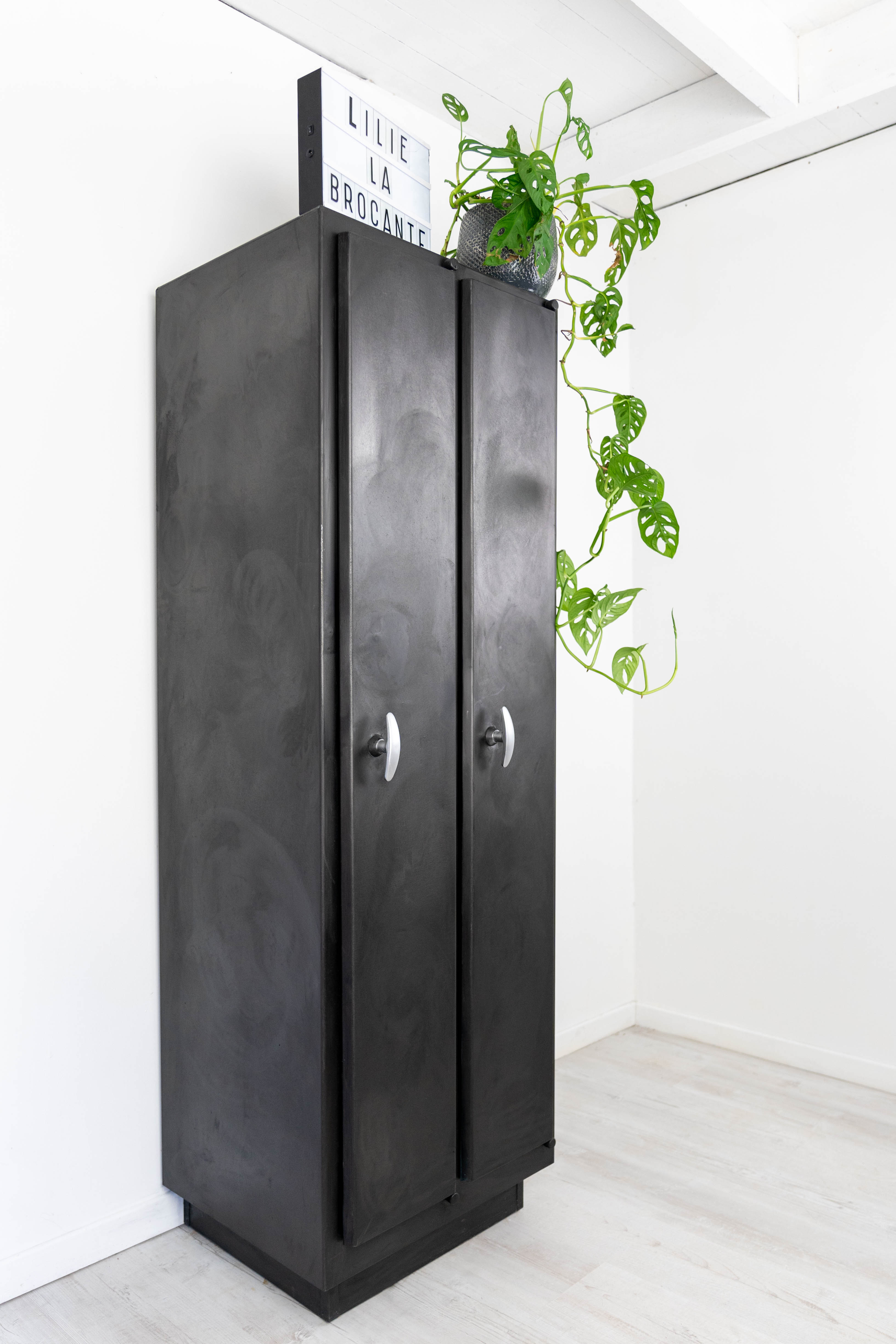 Pretty vintage metal wardrobe completely renovated / small dressing room