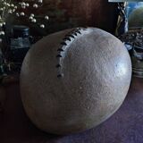 Vase vintage en gré, en forme de ballon de rugby, signé