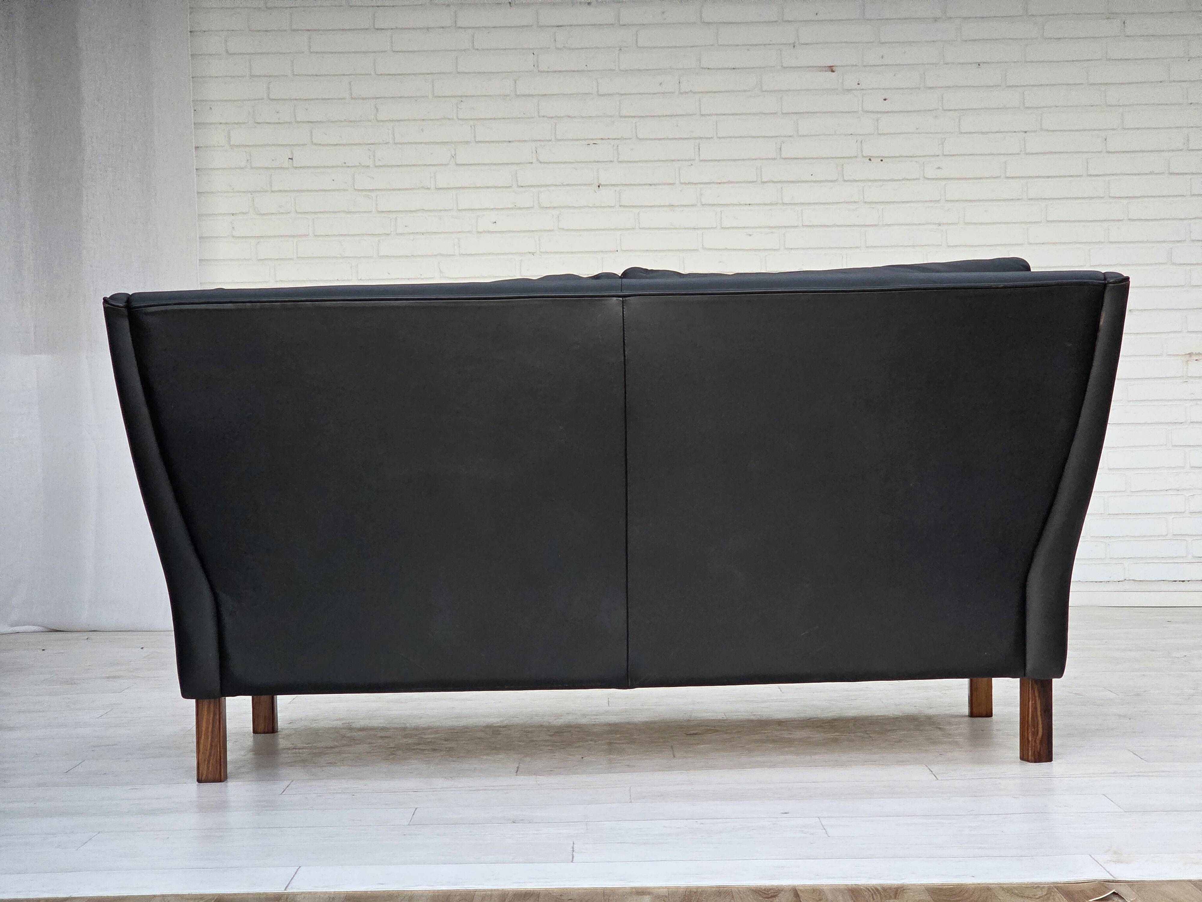 Canapé danois 2 places des années 1970, cuir d'ameublement noir d'origine, bois de teck.