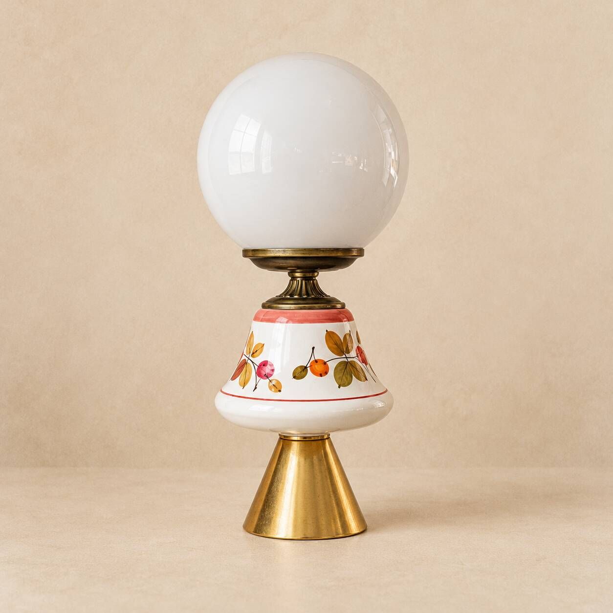 Carrie — Table lamp in white opal, floral ceramic and gilded brass.