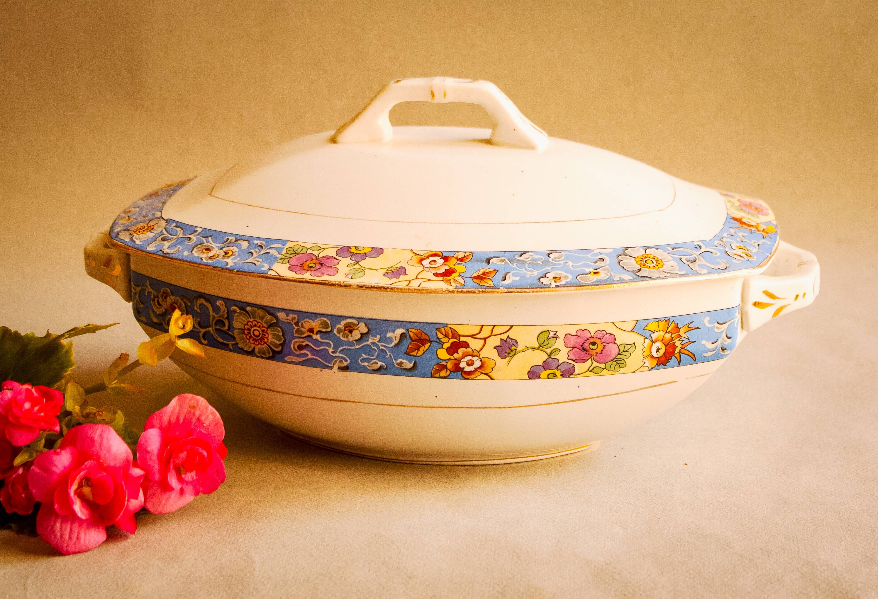 Sopera de porcelana antigua. Manufactured in Spain in the decade of 1920.