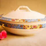 Sopera de porcelana antigua. Manufactured in Spain in the decade of 1920.