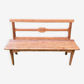 Ancien banc en bois avec dossier, daté de 1923