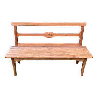 Ancien banc en bois avec dossier, daté de 1923