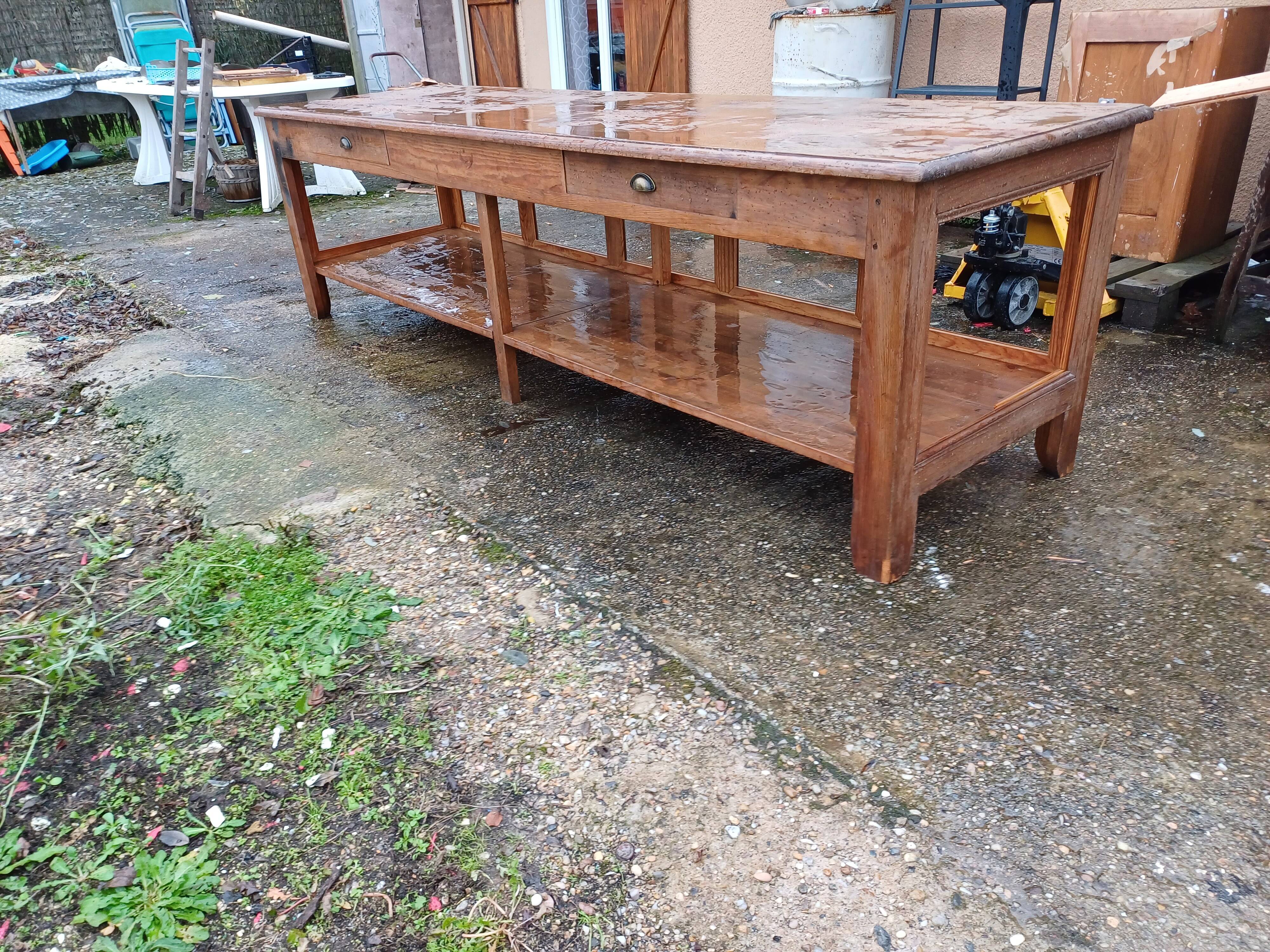 Table de drapier en pin , 2 tiroirs .