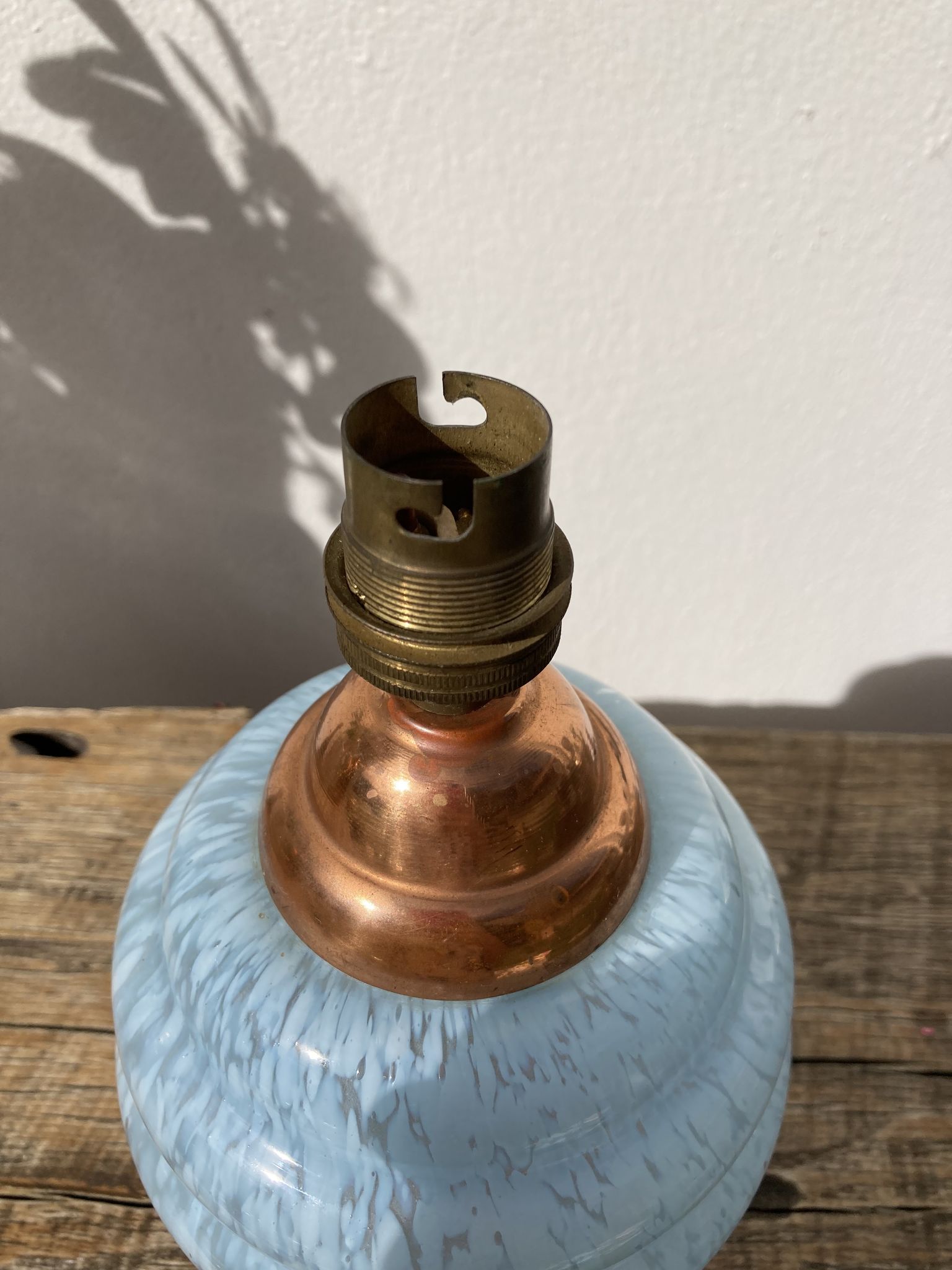 Bedside lamp in clichy glass and blue and white brass