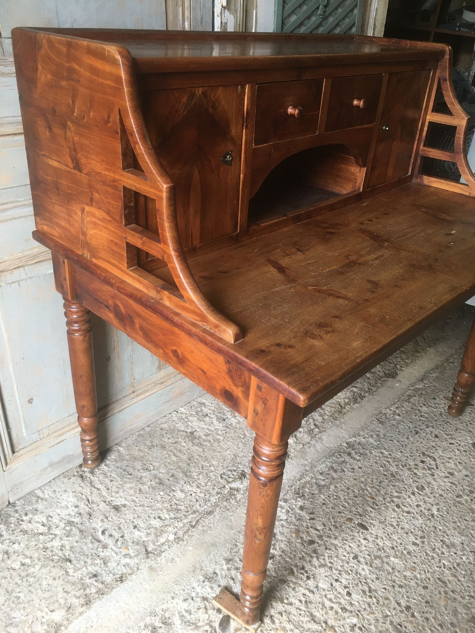 Bureau à gradins en pitchpin