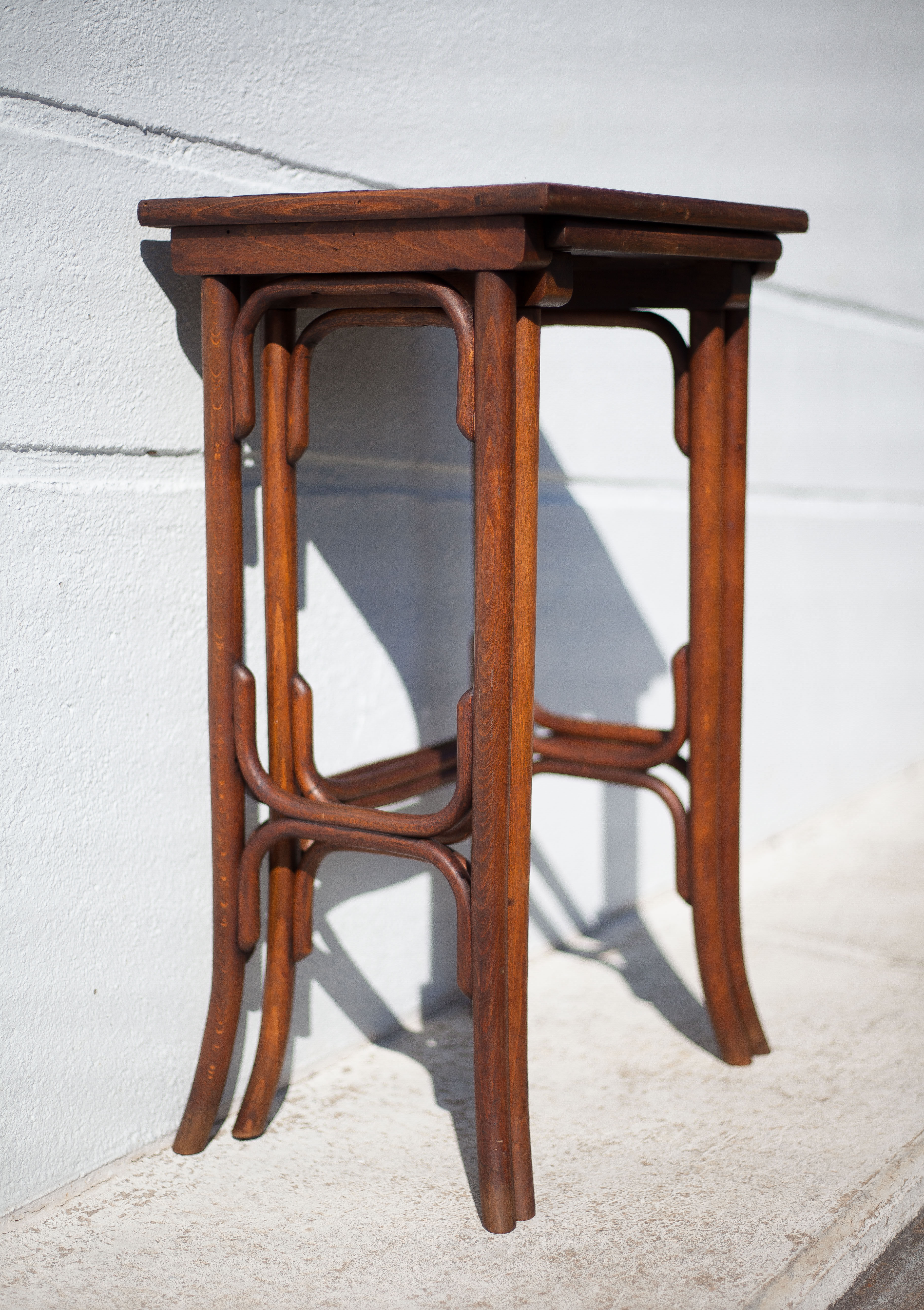 Curved wood trundle table