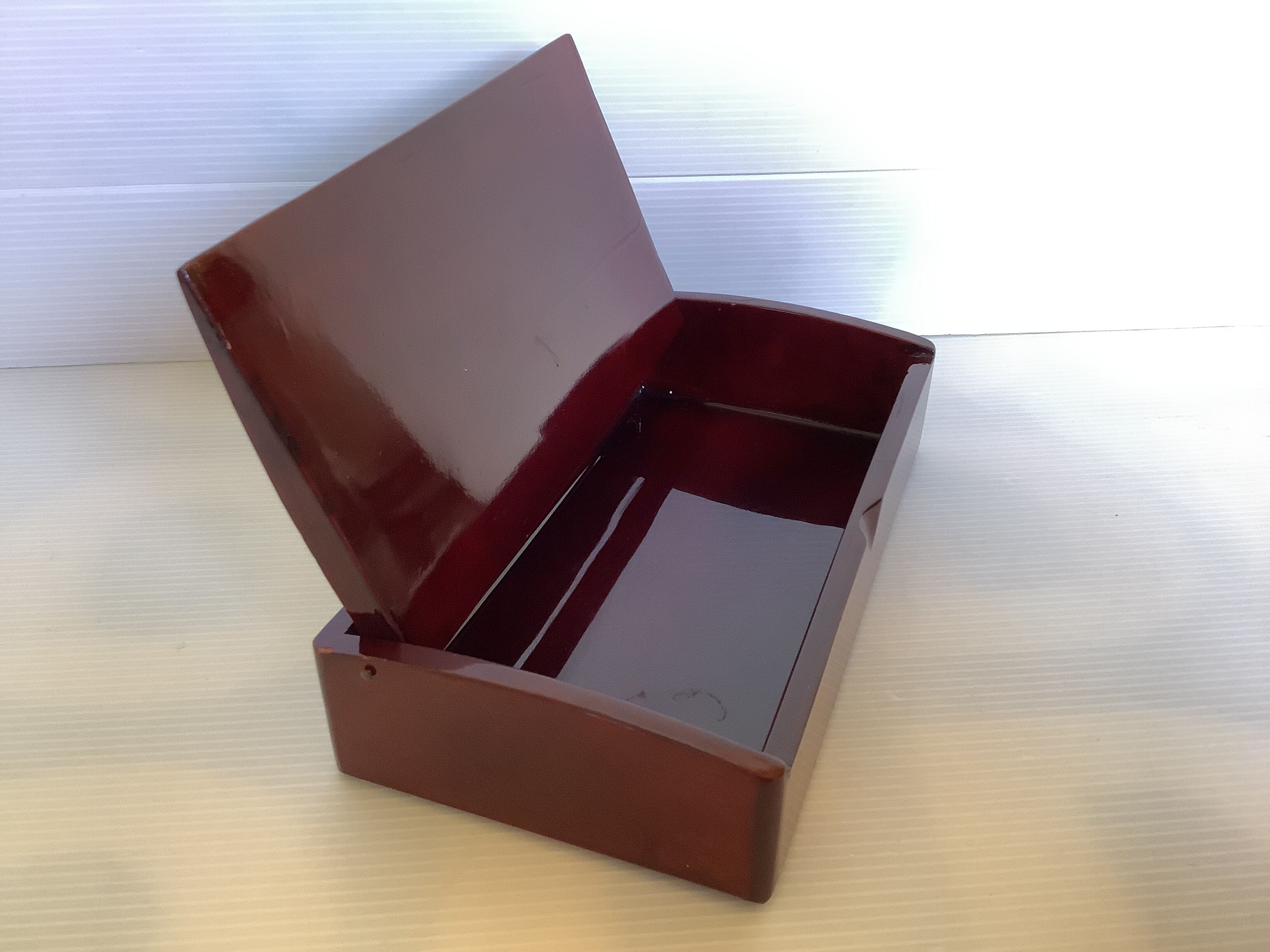 Lacquered wood box pearlescent flowers