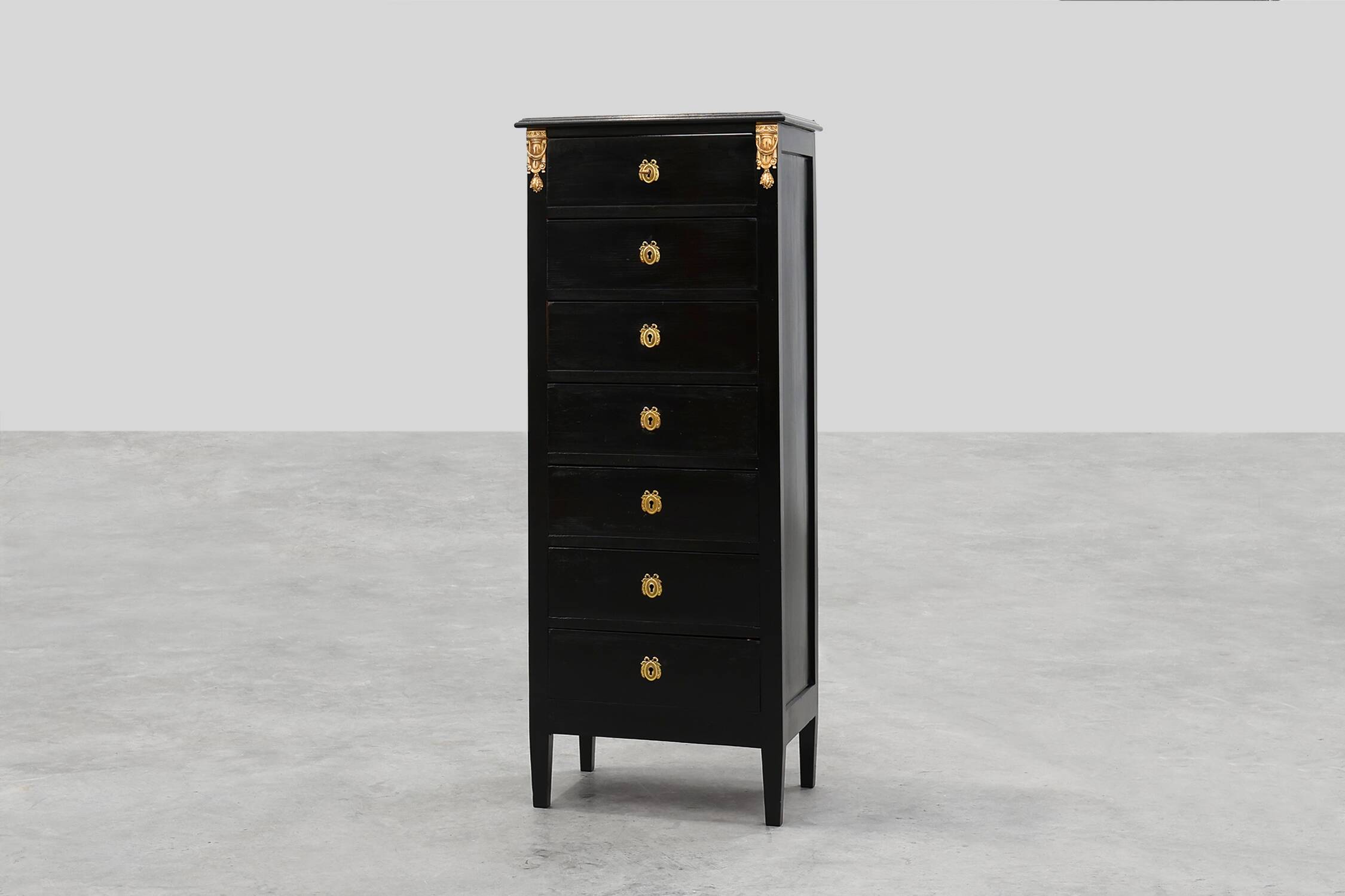 20th Century Louis XV-Style Black Lacquered Chest of Drawers with brass Mou
