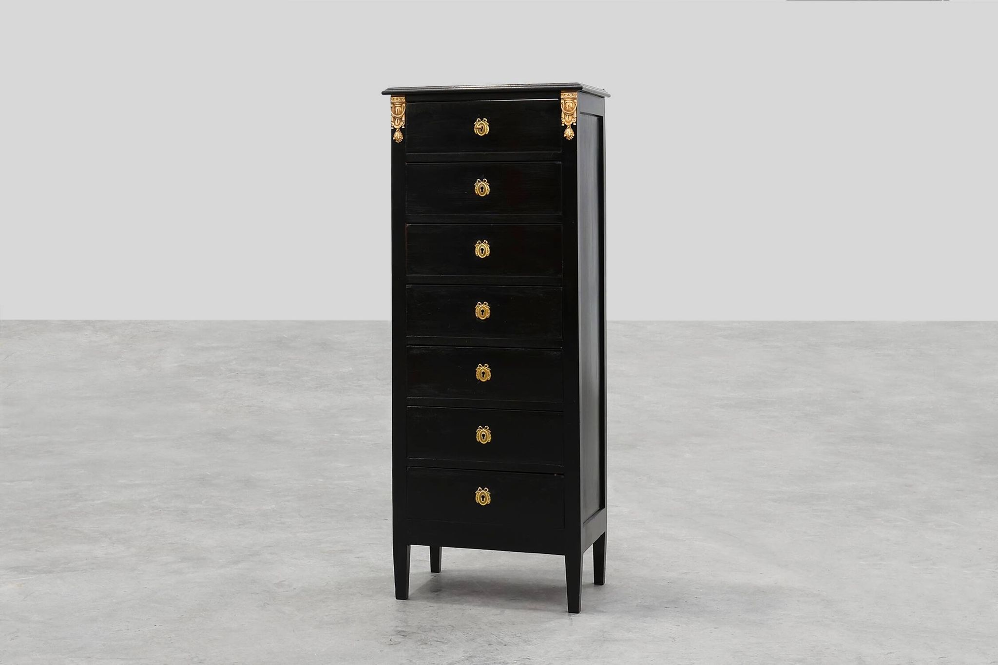 20th Century Louis XV-Style Black Lacquered Chest of Drawers with brass Mou