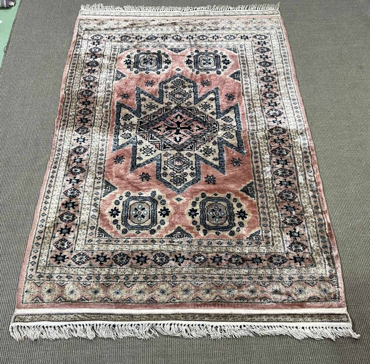 Handmade Pakistani wool rug