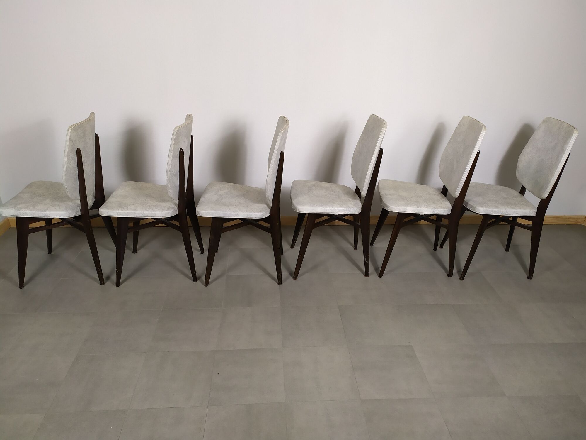 suite of 6 wooden chair and marbled grey white skai