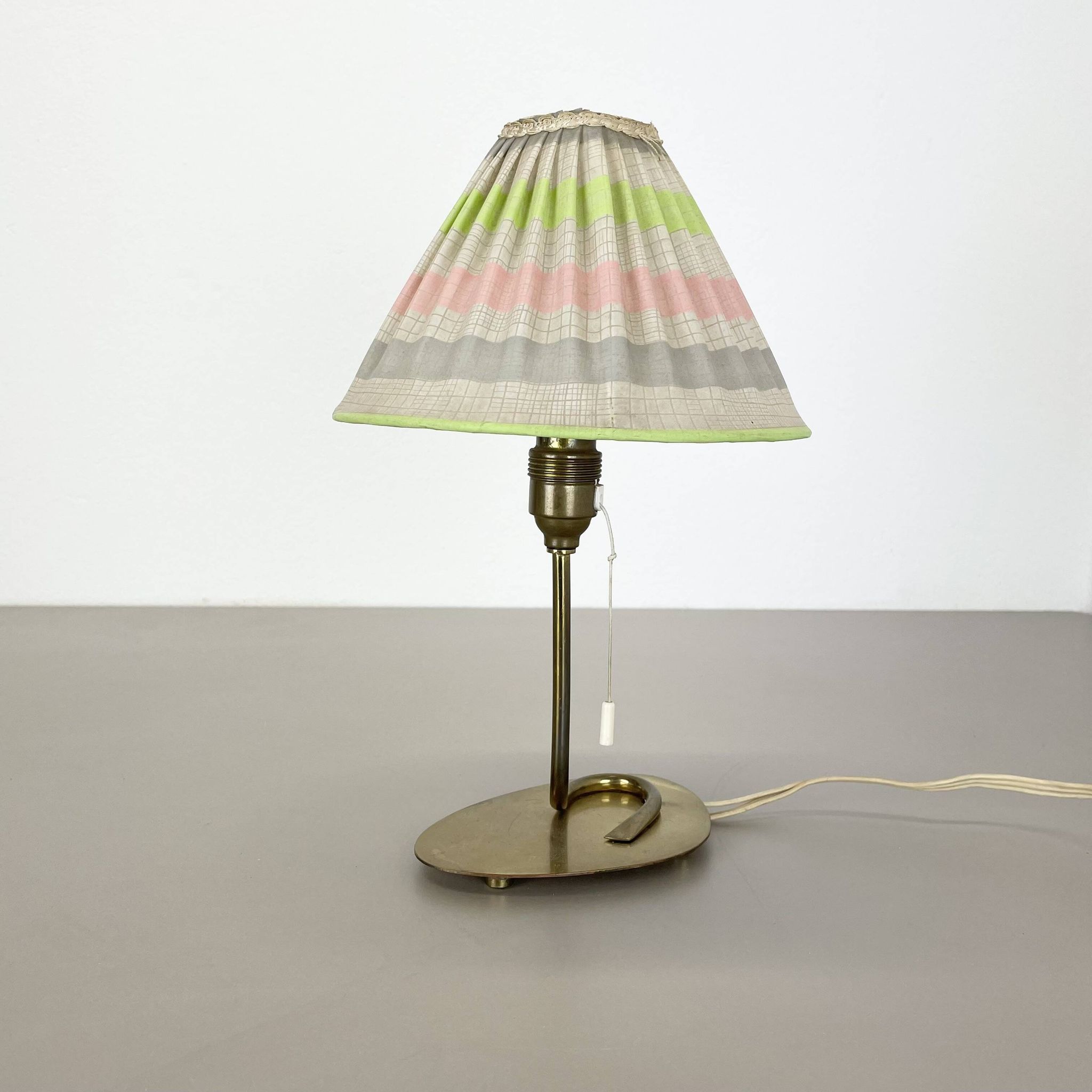 Lampe de table de 32 cm en laiton et tissu de style Kalmar, Autriche, années 1960