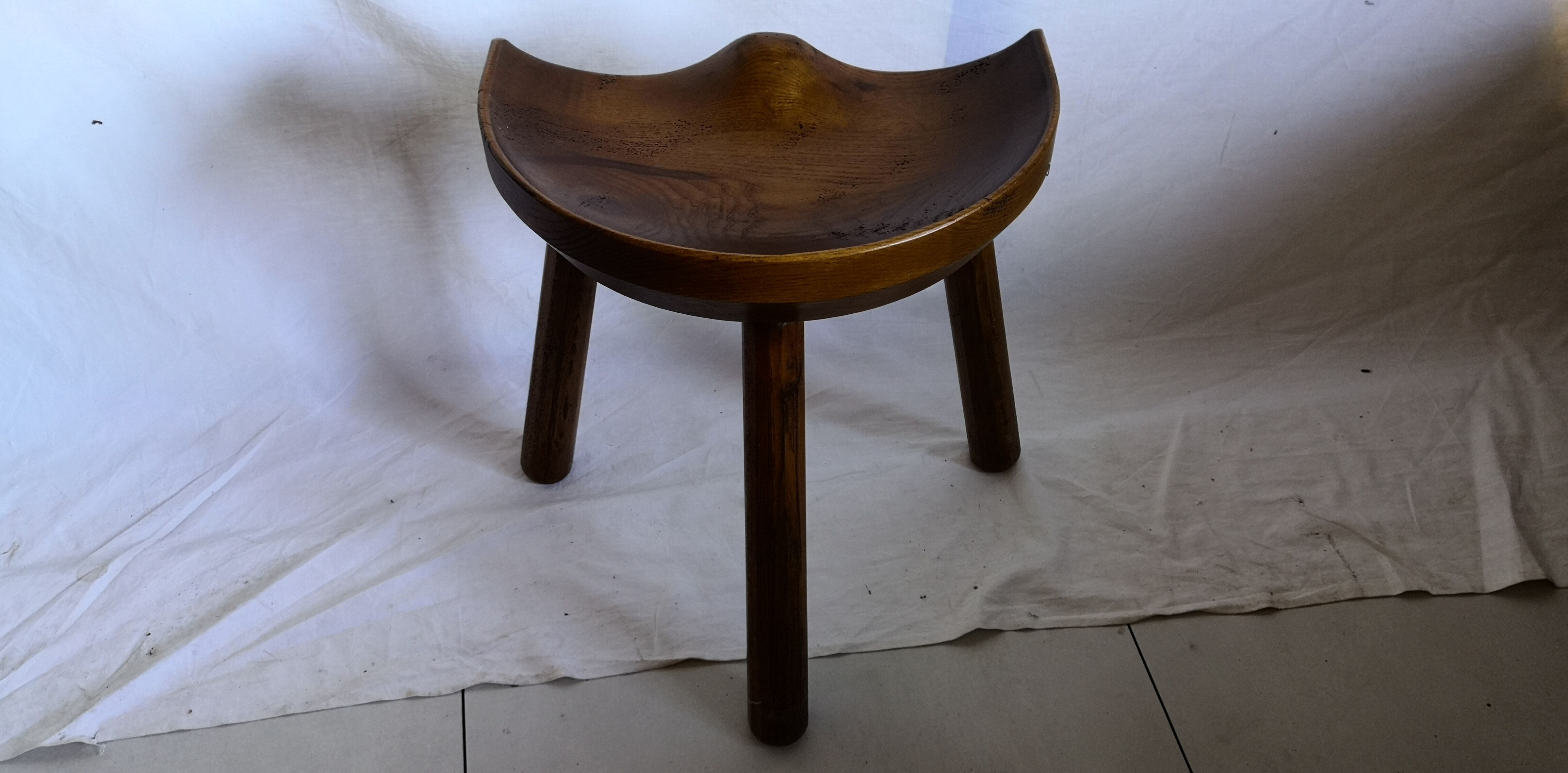 Brutalist olive tripod milking stool "le selou" aveyron