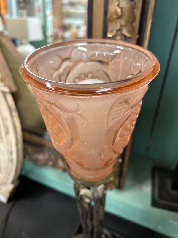 Lampe art deco métal forgé et verrerie rose