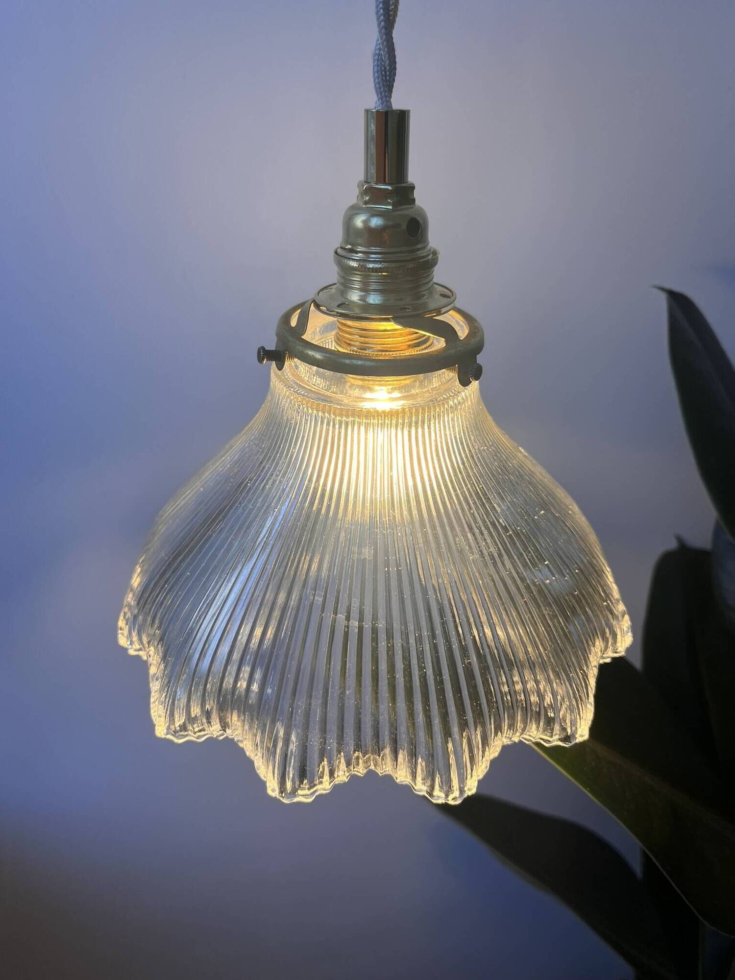 Suspension en verre holophane vintage - 2 disponibles