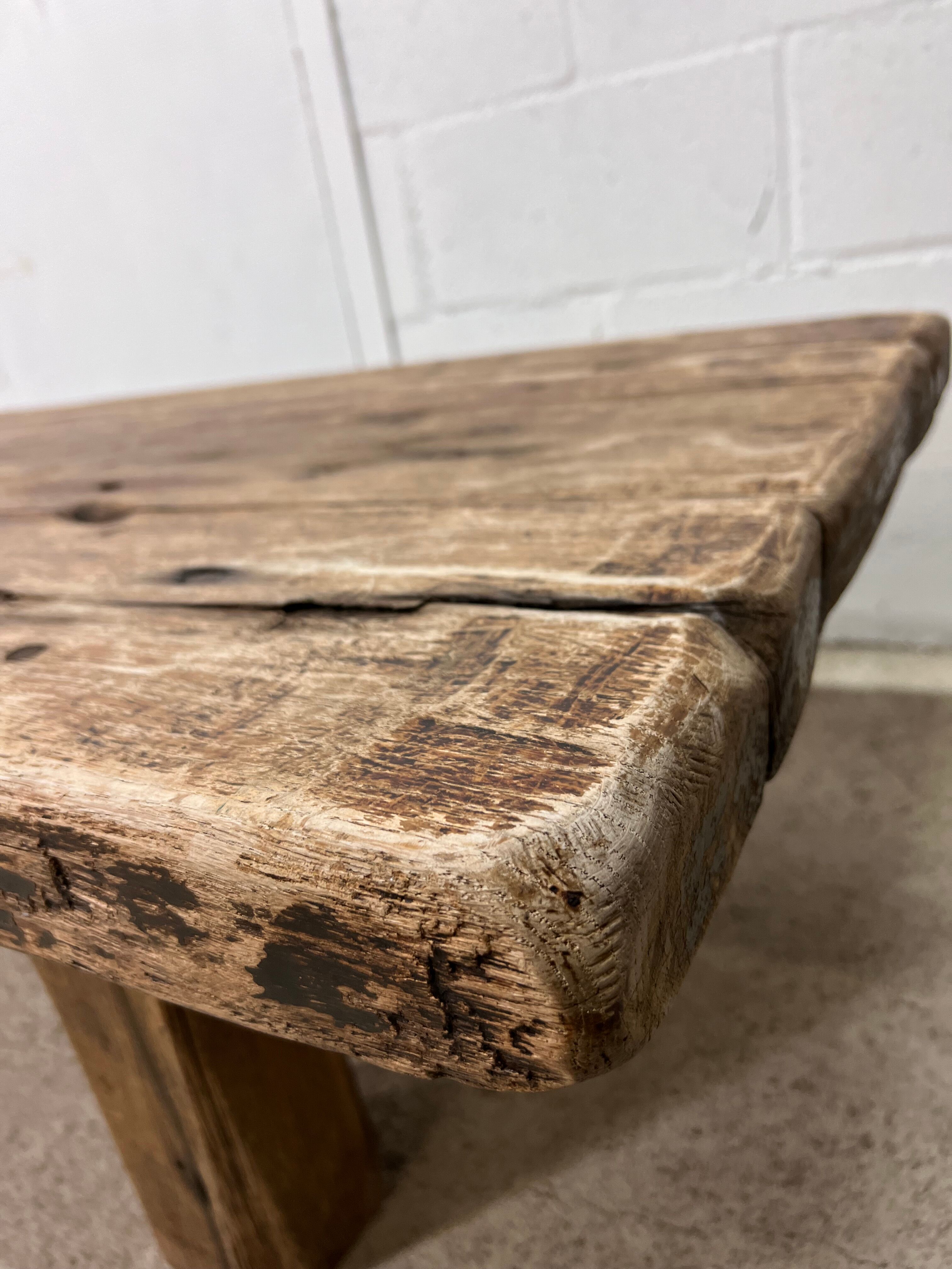Ancienne table basse industrielle robuste en chêne