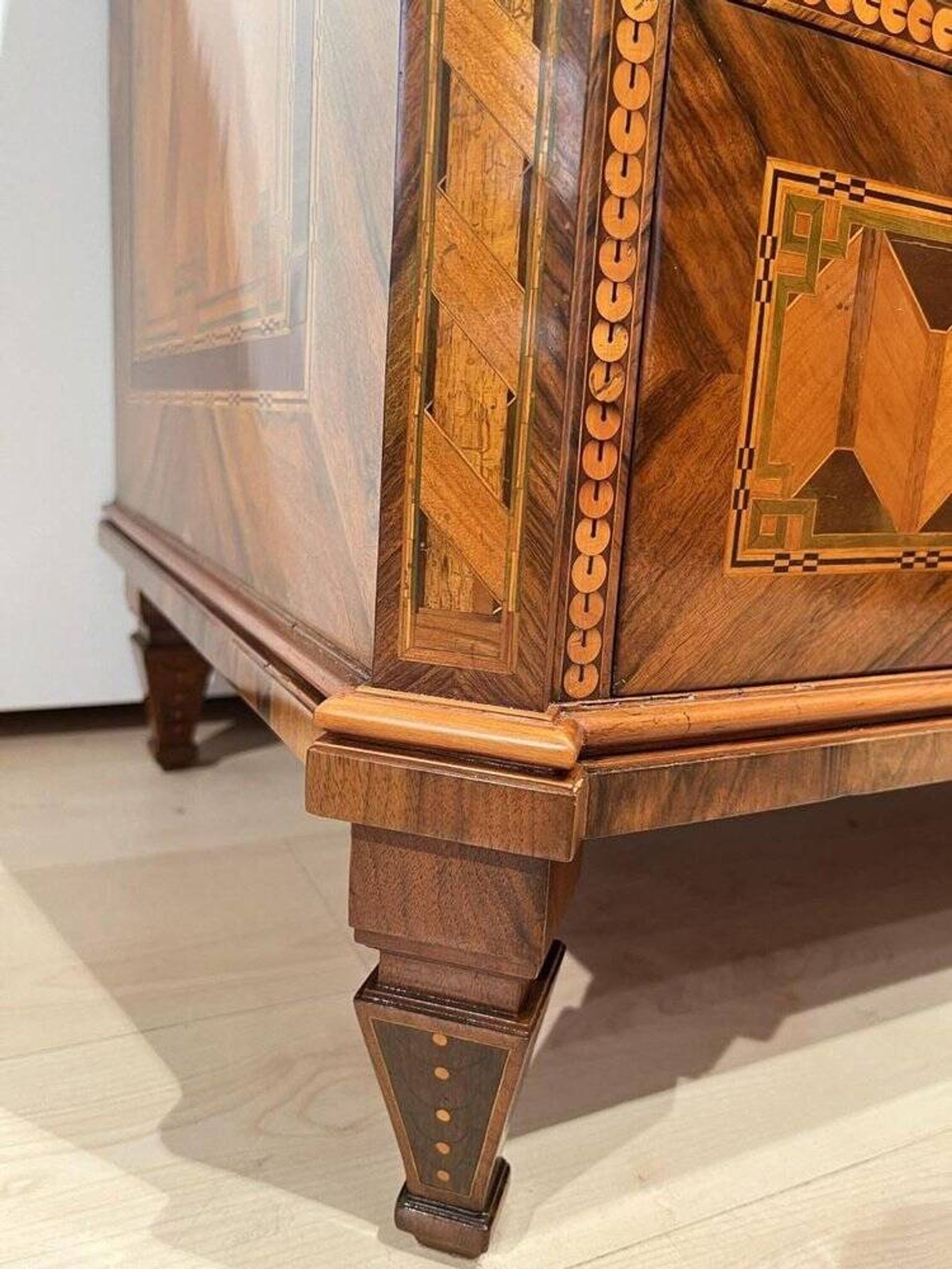 Commode autrichienne Louis XVI en placage de noyer avec incrustations et dorure, années 1790.
