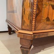 Commode autrichienne Louis XVI en placage de noyer avec incrustations et dorure, années 1790.
