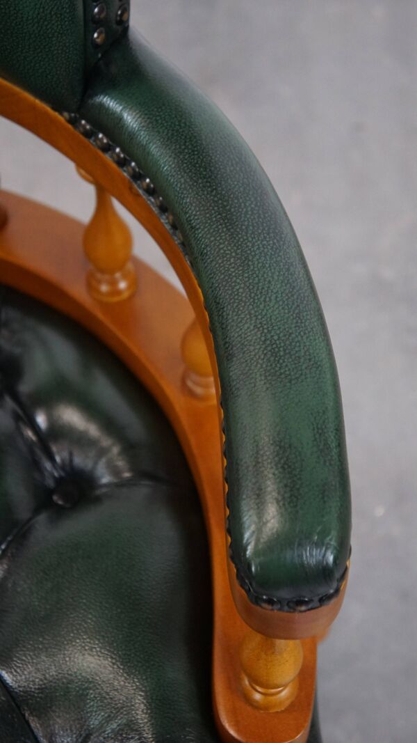 Chaise de bureau chesterfield classique verte en cuir de vachette sur roulettes.