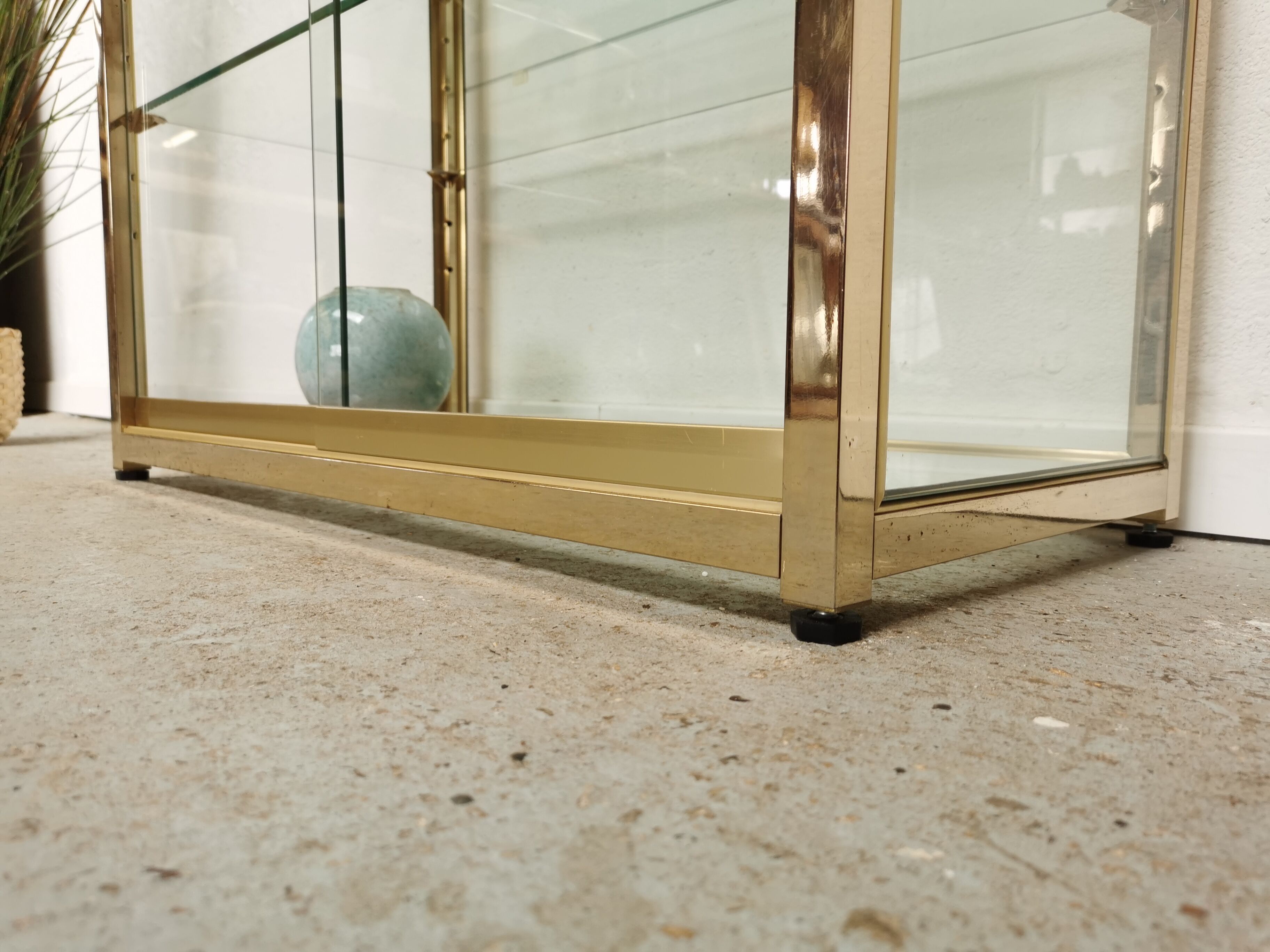 Vitrine laiton étagère verre design 1970