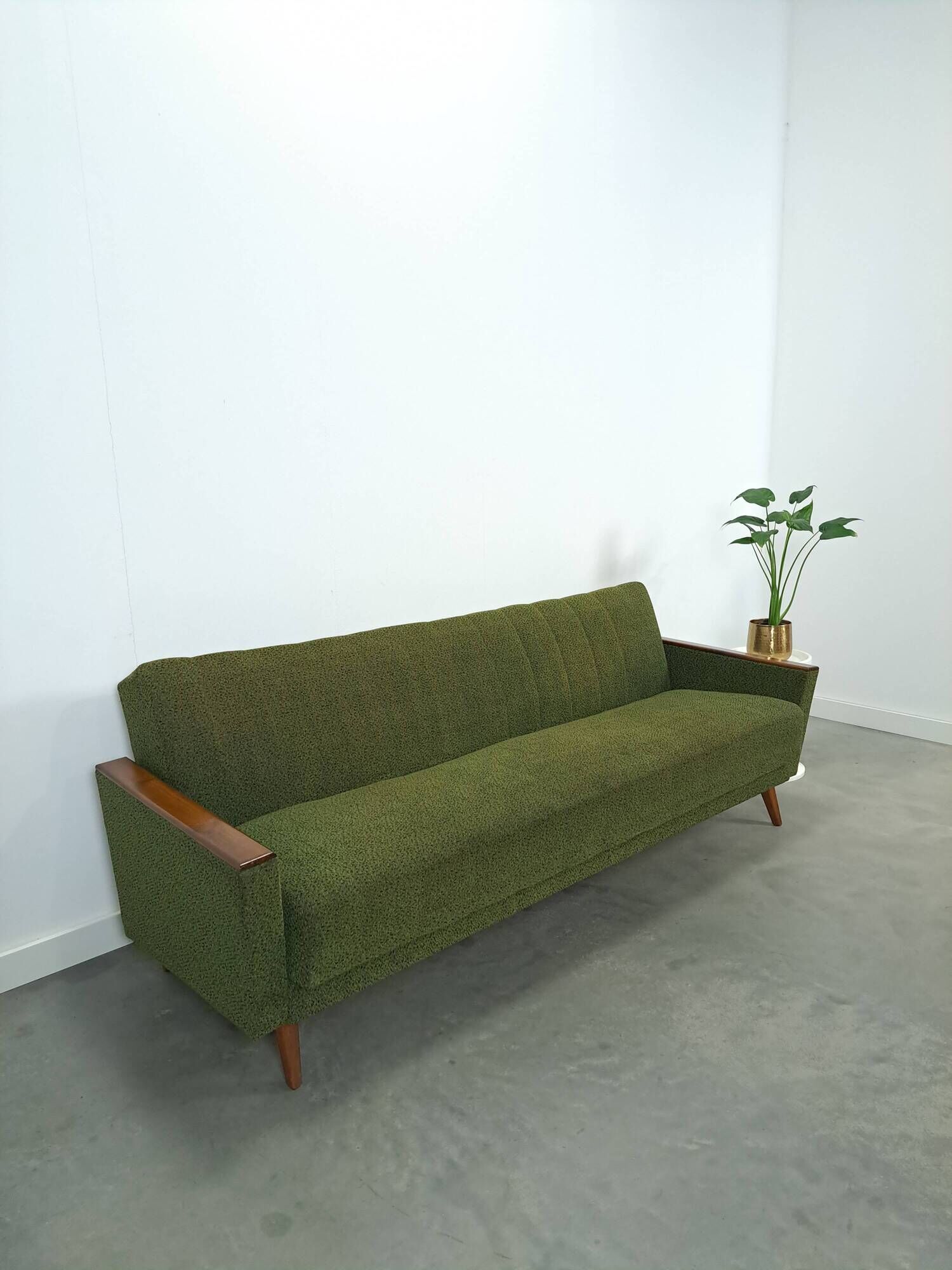 Slaapbank met groene stof en teakhout