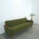 Slaapbank met groene stof en teakhout