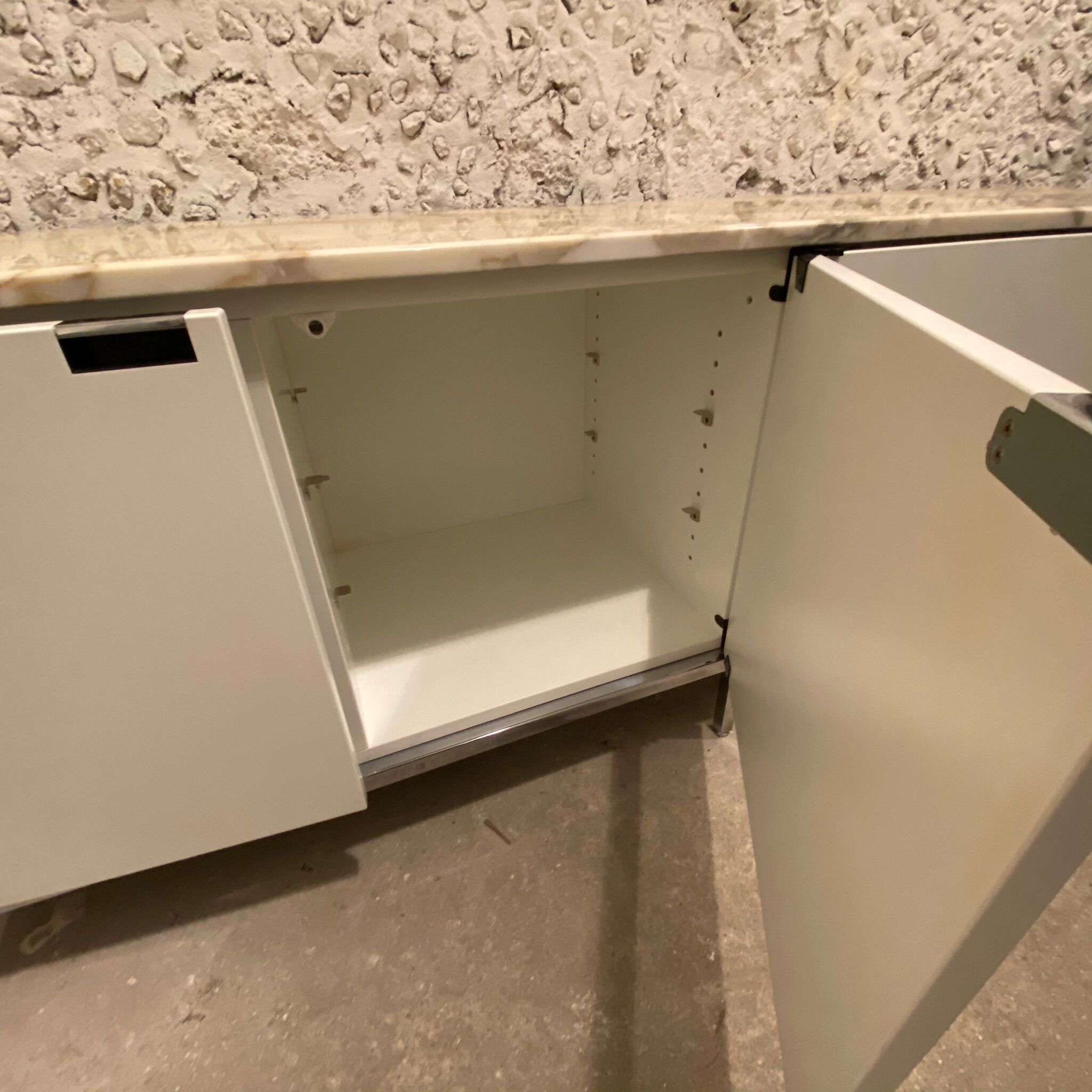 Sideboard bu Florence Knoll white and marble calacatta orro