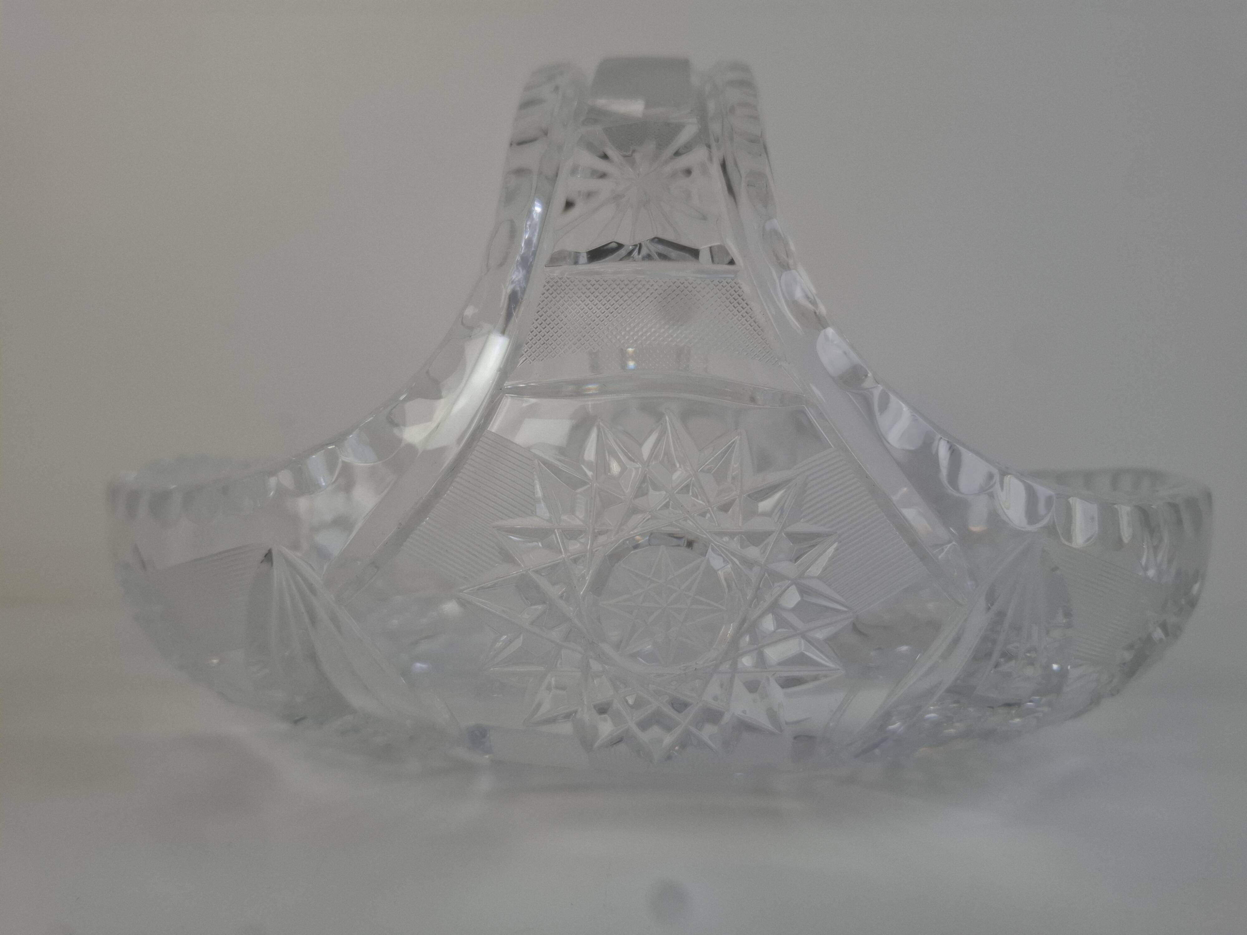 Panier en cristal taillé tchécoslovaque du milieu du XXe siècle