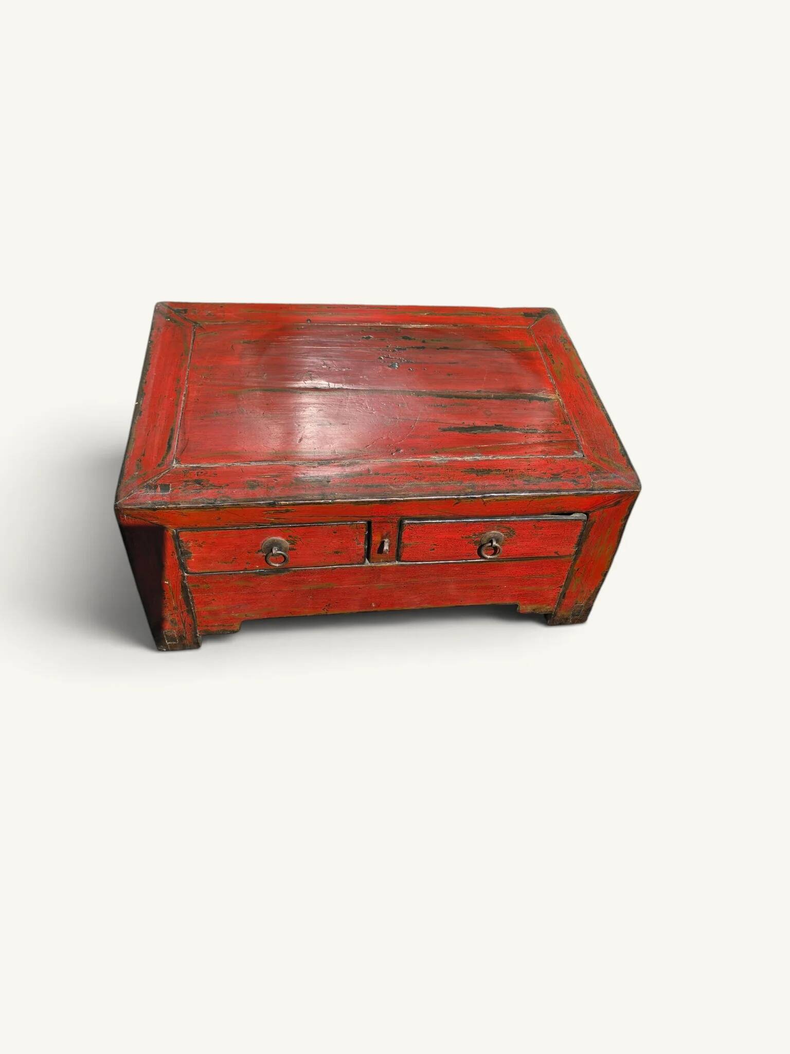 Coffre bas chinois en bois laqué rouge patiné