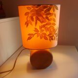 Lampe en bois avec abat jour en soie , peint à la main , signé