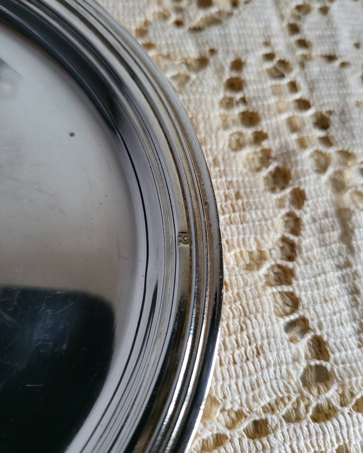 Small oval dish in silver-plated metal