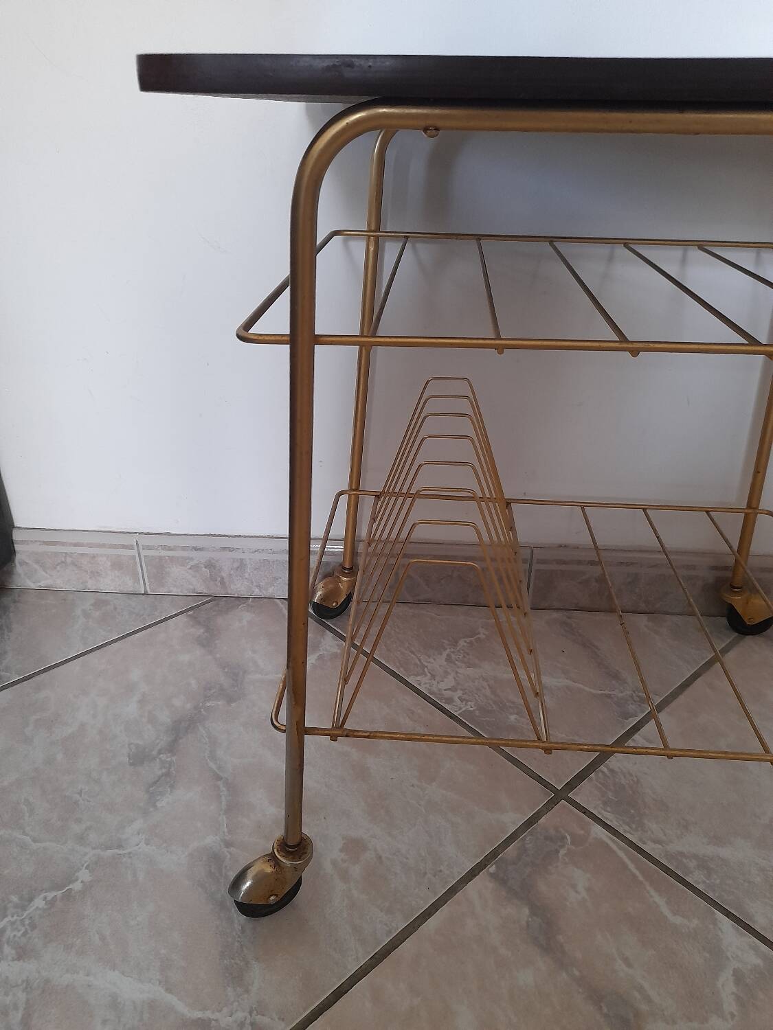 Table roulante - porte-vinyle en formica et métal doré