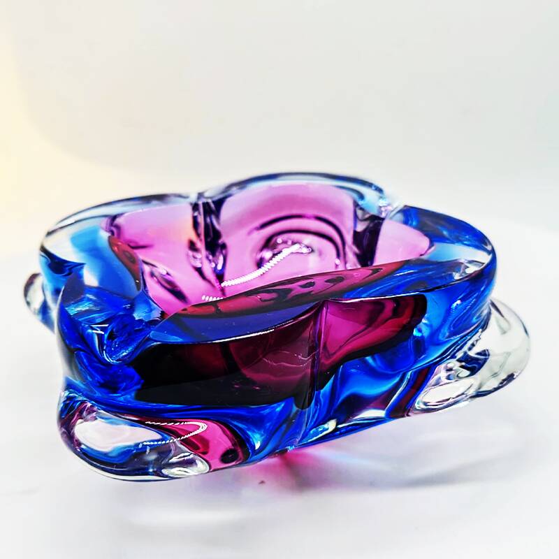Cendrier rose et bleu ciel des années 1960 en verre de Murano.