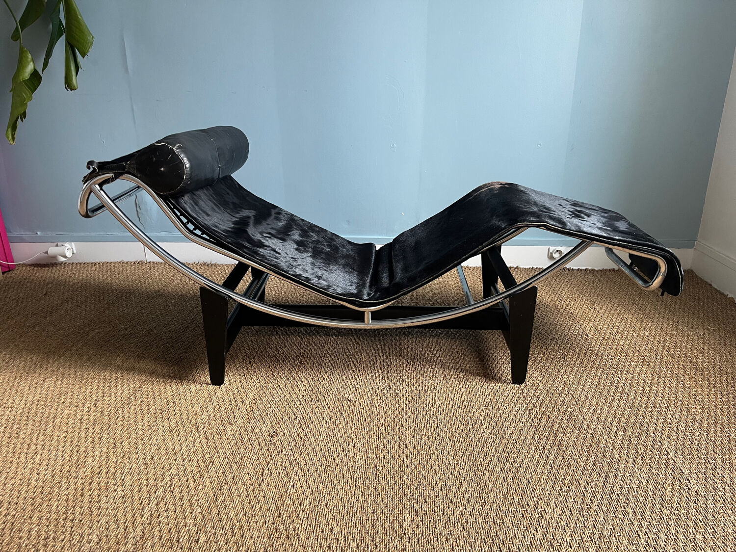 Chaise longue Le Corbusier LC4, signée et numérotée