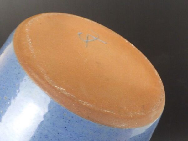 Vase bouteille en terre cuite émaillée signée