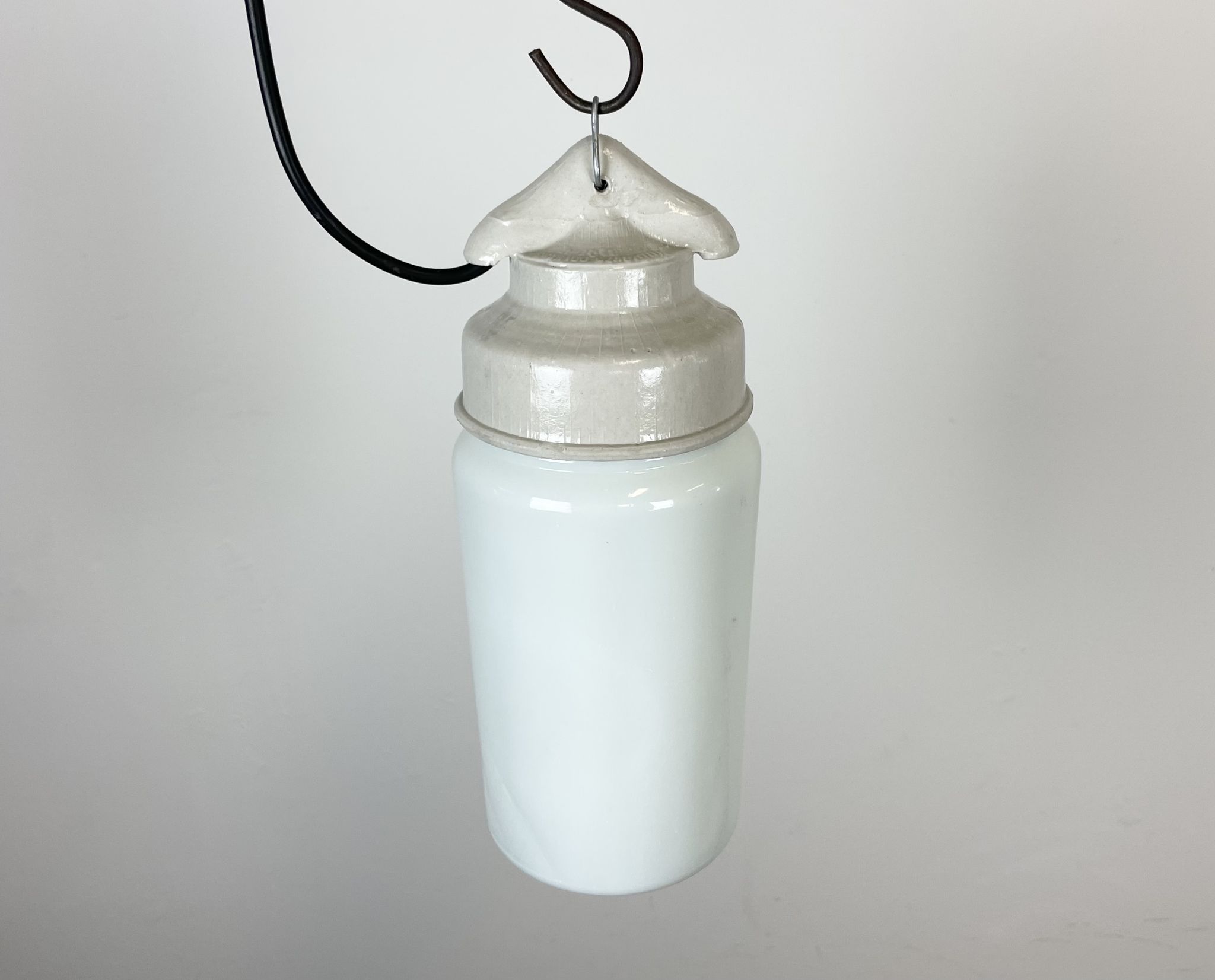 Suspension en porcelaine blanche industrielle avec verre opale, années 1970