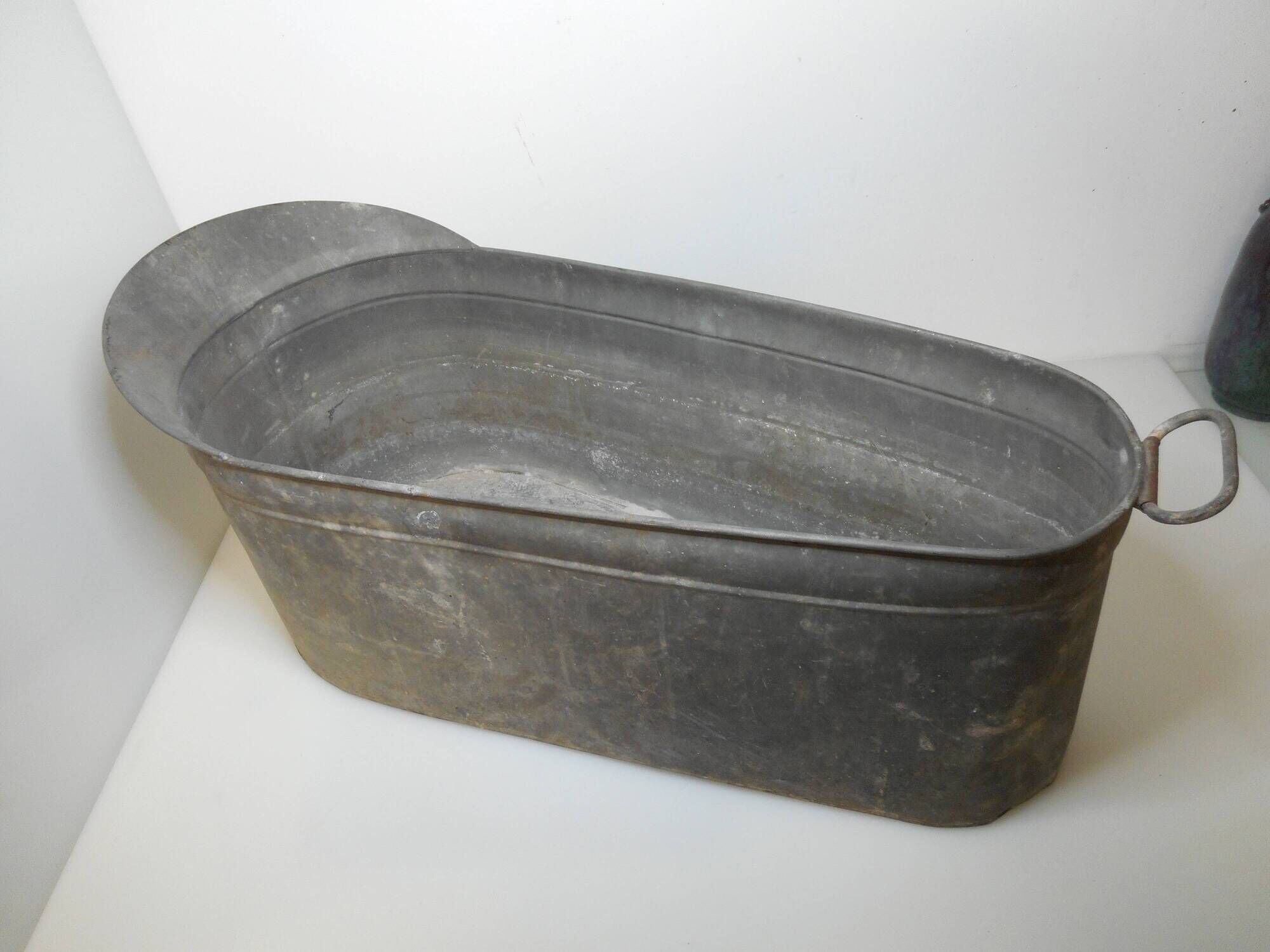 Zinc bathtub