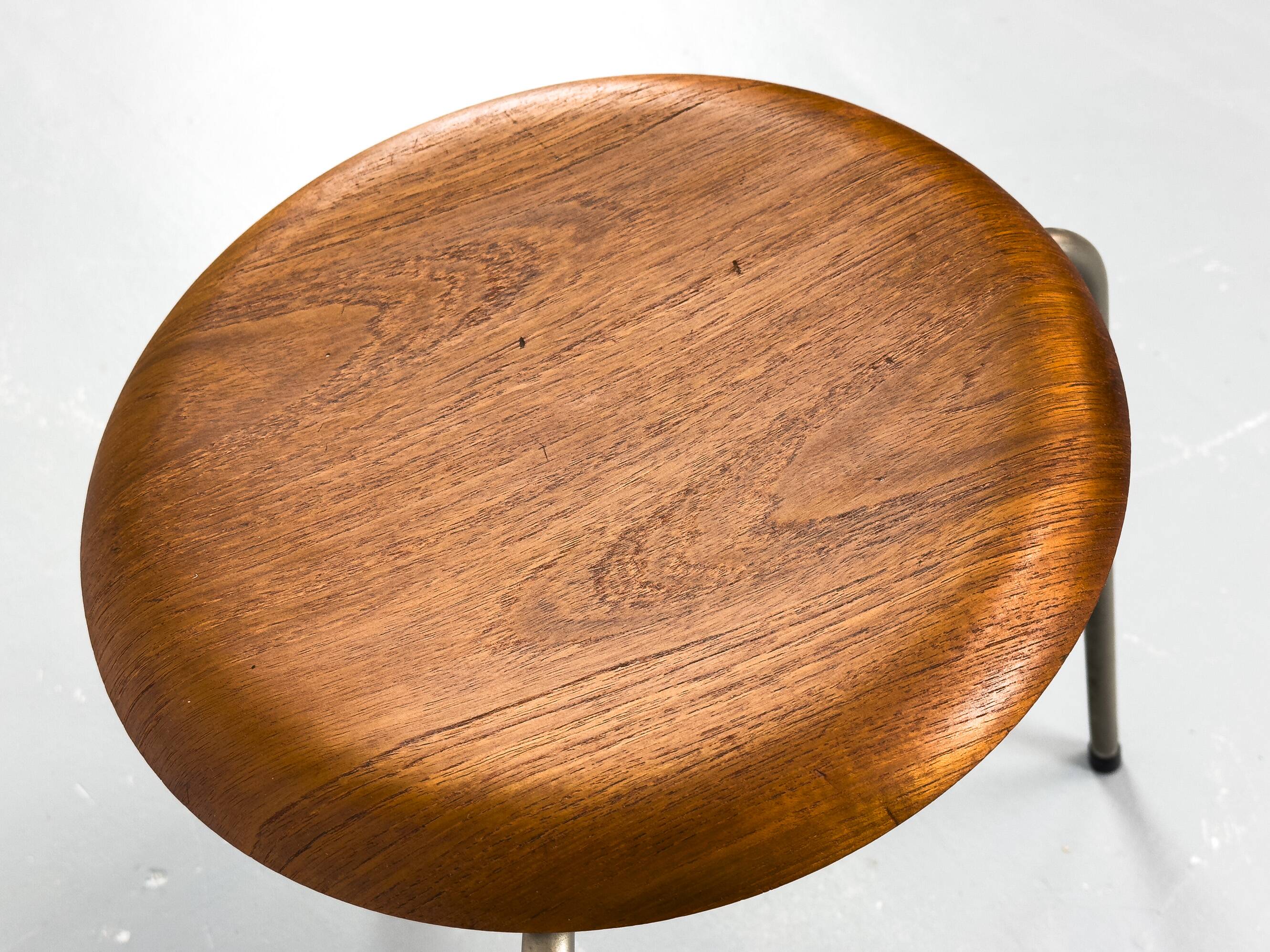 Tabouret Dot en teck, par Arne Jacobsen pour Fritz Hansen, années 1950, lot de 2